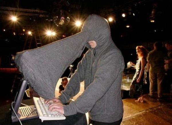 Baz icatlar ve tasarmlar kullanmak yrek ister. Tpk gizlilik salayc bu sweatshirt gibi...