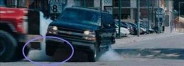 lmcl Deney: Kyamet &#8211; Kaza anndan nce aracn dumanlar karmas... Doktorun gen kzn tayan arabann olduu bu sahneyi eer yava ekim izlersek, aracn sa n ksmnn daha kaza gereklemeden havalandn ve hatta dumanlar karmaya baladn grebiliyoruz.