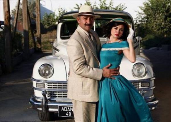 Hanmn iftlii dizisinde u hatalar ok konuuldu: nce, Strangers in the Night'n 1966 ylnda yazlp, nleneceini yllar ncesinden kestirdi ve 1950'lerde geen dizinin dn sahnesinde henz yazlmam olan bu arky aldrd. Sonra smail Hakk Uzunarl'nn 1972 ylnda yazmaya balayaca Osmanl Tarihi'ni, mthi bir ngryle, yirmi yl ncesinden baslm, yazlm olarak ktphanesine dizdirdi.