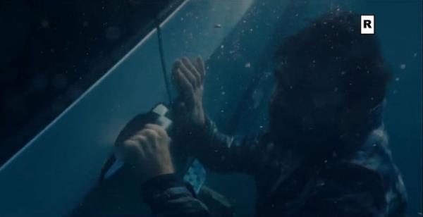 Bu srada gen kz kurtarmaya gelen adam suyun altndaki! arabann kapsn zorlar.