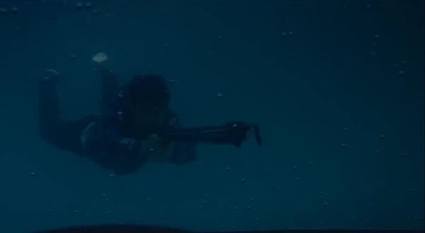 Elindeki zpkn nce cama dorultur...