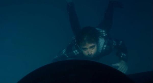 Ardndan nereden geldii belli olmayan gen adam kadn kurtarmak iin denize atlar...