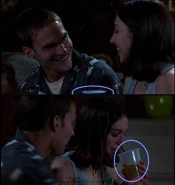 Amerikan Pastas- Bardan rengi deiiyor Birinci karede kz, iinde bira olan bardak tutuyor; ikincide ise bardan rengi birden maviye dnyor.