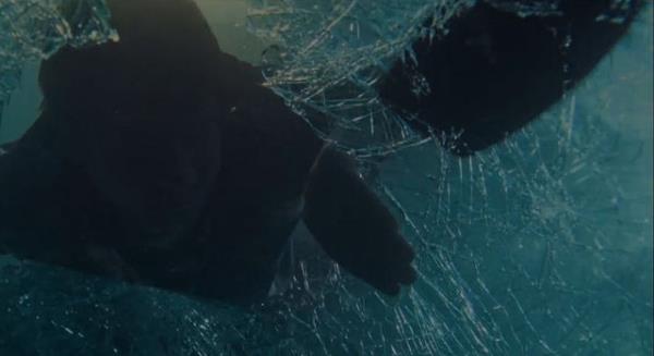 Krlan cam elleriyle amaya balar.