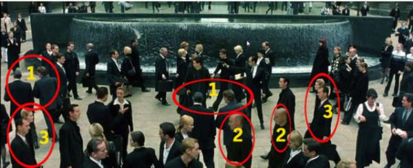 Matrix<br>  Hepsi hemen hemen ayn kyafetleri giymi insanlardan oluan sahnede bir program tekniiyle oaltlm insanlar.