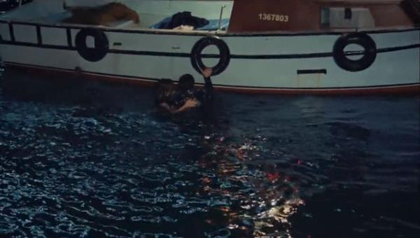 Fakat bu srada baygn kzdan beklenmedik bir hareket gelir...