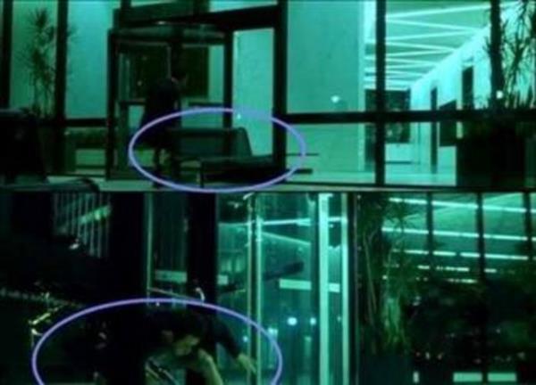 Dv Klb &#8211; Kapnn nndeki bankn kaybolmas.. Filmin sonlarna doru Edward Norton bo binann nne doru koar ve camlar bir bank ile krmaya alr ancak baarl olamaz. Bank olduu yere brakr ve cama ate ederek cam krp ieri girer. Kamera binann iine giriini ekerken arkadaki bank bir anda kaybolur.