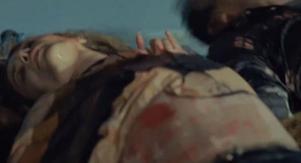 Nihayet tekneye kmay baaran gen kzn ne kadar baygn olduu bu sahnede daha net grlr...