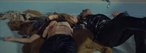 Hatalarla dolu bir sahnenin sonu ise byle sona erer.