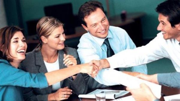 Yerinde konuan, gl bir kiilik, sevme duygusu gayet yksek uyumlu, dengeli, akll ve gayet ekici.