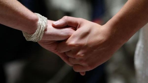 Gizliliklerine nem veren, bakalarnn srlarn kolayca renebilen g ve kontrol kurmaktan holanan, szlerinin dinlenmesini isteyen.