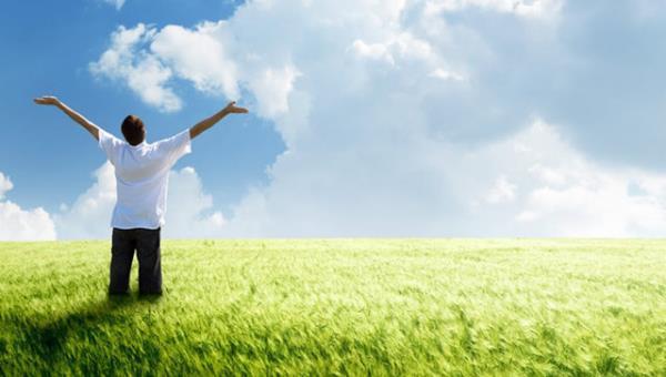 Mantkl, becerikli, akll, bakalaryla kolaylkla balant kurabilen ak nemseyen, sorunlardan pek holanmayan.