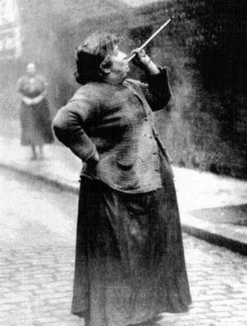 alar saatler yerine o yllar bu ii meslek edinen insanlar para karlnda insanlar uyandrrd.