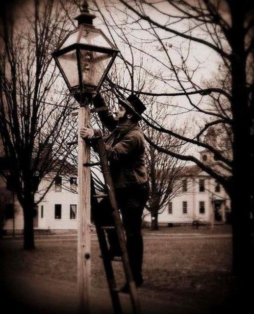 Elektriin henz olmad dnemlerde sokak lambalar, dier bir deyile gaz lambalarn dzenli olarak kontrol eden ve bu lambalar yakan i koluydu.