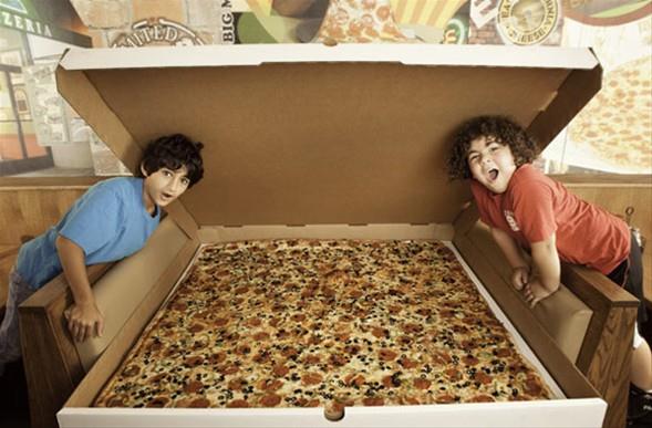 Piyasadaki en byk pizza  <br>  Los Angeles'ta bulunan Big Baba's and Papa's pizzacsnn 1.37x1.37 metrelik pizzas bu rekoru elinde tutuyor. 199.99 dolara satlan bi pizza 100 kiiyi doyurabilecek kadar byk. Eer 24 saat ncesinden sipari ederseniz, evinize servis de yapyorlar.