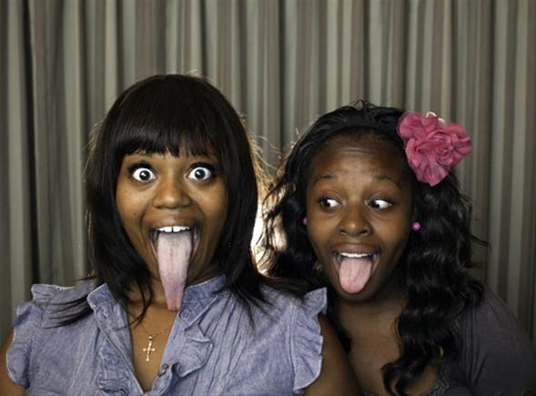 Kadnlar arasnda dnyann en uzun dili rekoru ABD'li Chanel Tapper'a ait. Tapper'n dilinin uzunluu ucundan dudana tam 9.75 santimetre. Dnyann en uzun dilli insani ise 9.8 santimetreyle ngiliz Stephen Taylor