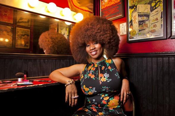 Dnyann en byk afro sa    <br>ABD'li Aevin Dugas, dnyann en byk afro sa rekorunu gururla tayor. Dugas'n salarnn evresinin toplam uzunluu 1.32 metre. Gen kadn her banyoda san aabilmek iin 5 ie sa kremi kullanyor