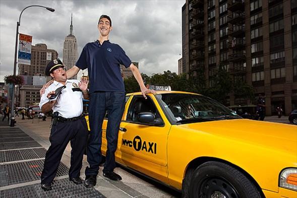 Mardin'in Derik ilesinde yaayan 25 yandaki Sultan Ksem, 2 metre 45 santimetrelik boyuyla Trkiye'nin ve dnyann en uzun kiisi olma zelliini tayor.