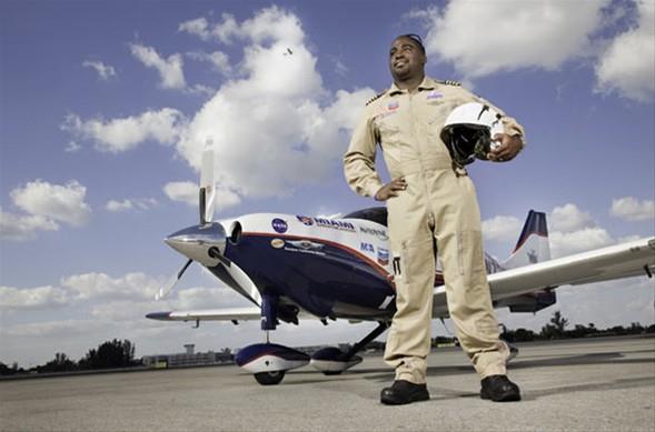 Dnyann evresinde tek bana uan en gen insan  <br>  Jamaika asll ABD'li Barrington Irving Florida Memorial niversitesi'nde bir havaclk rencisi. 1983 doumlu Irving'in 97 gnlk uusu ayn zamanda siyahi bir pilotun yapt ilk tek bana dnya turu oldu