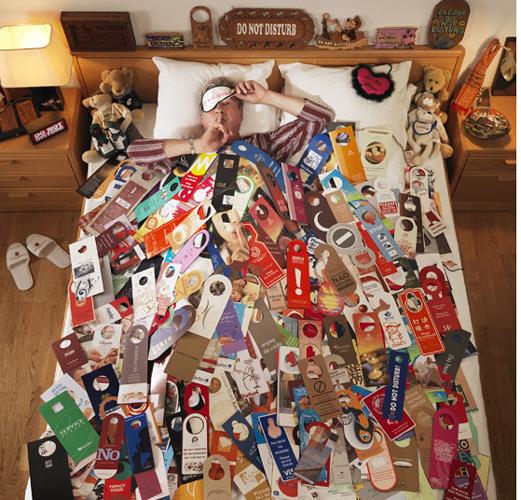 En byk "Rahatsz etmeyin" koleksiyonu<br>    Otellerde oda kaplarna aslan "Rahatsz etmeyin" yazlarnn en byk koleksiyonu svireli Jan-Franois Vernetti'ye ait. Vernetti, 1985 ylndan bu yana ziyaret ettii 189 otelden toplam 11 bin 111 "Rahatsz etmeyin" yazs toplad