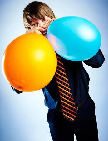 Andrew Dahl'n rekoru burun delikleriyle balon iirmek! 3 dakikada 23 balonu iererek bu rekora imza att.