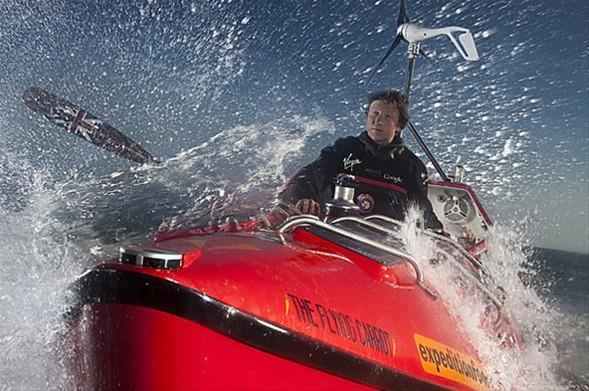 Bir okyanusta tek bana krek eken en gen insan  <br>  Bir okyanusu tek bana krek ekerek geen en gen insan 3 Aralk 1981 doumlu ngiliz Oliver Hicks. Hicks'in Atlas Okyanusu'nun batsndan dousuna yapt bu yolcuuk 123 gn 22 saat 8 dakika srd