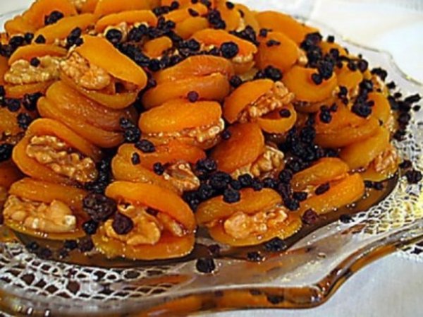 Tatldan sonra bir fincan karanfilli scak su veya bitki ay iin.