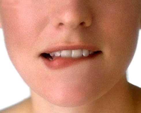 DUDAK ISIRMA/ fkeli insanlar sk sk dudak srr. Bu onlar, daha sonra pimanlk duyacaklar bir ey sylemekten alkoyar.