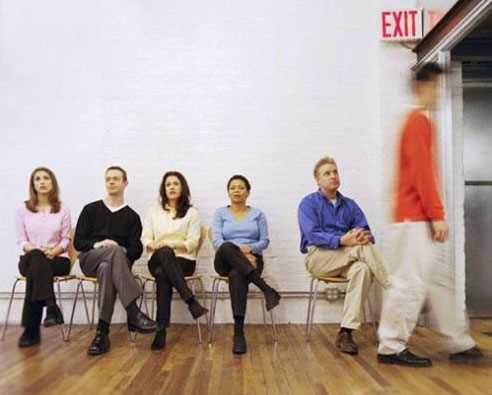 GEN OTURU/ Hayvanlarn tehdit veya domine etmek iin boyutunu bytmesi gibi bir harekettir. Bir meydan okuma iaretidir.