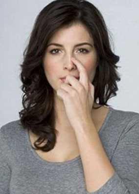 BURUN KAIMA/ Doruyu sylemediiniz zaman igdsel olarak yalann kaynan, aznz rtmek istersiniz. Ama bu yalann ak bir kant olaca iin, eylem burun kamaya doru evrildi.