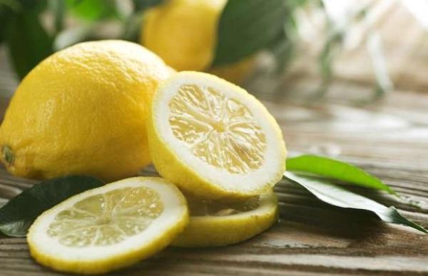 Taze bir nefes iin birebir. Di eti iltihaplarna ve di arlarna iyi geldii gibi nefesinizin kt kokmasn da nler. Ancak di minesine zarar vermek istemiyorsanz limonu direk diinize temas ettirmeyin yani yemeyin. Limonlu su itikten sonra da dilerinizi fralarsanz daha faydal olduunu grrsnz.