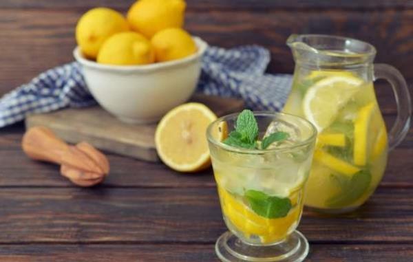 Cilde de faydal. Limon suyu antioksidan zellii sayesinde cilt lekelerini azaltr. Hatta ciltteki krklklarn da azalmasna yardmc olur.Limon suyunu dzenli olarak zor geen yara izlerine ve cildinize uygulayn, fark greceksiniz.