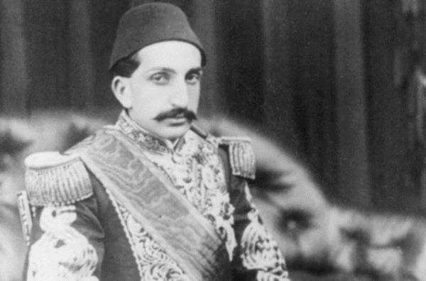 Sultan II. Abdülhamid Han<br>  Cevizin kabuğunu kırıp özüne inmeyen, cevizin hepsini kabuk zanneder.