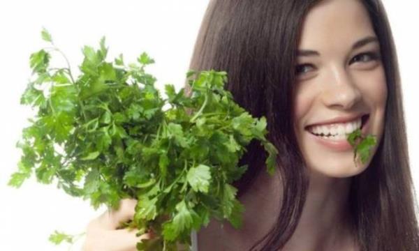 Maydanoz nefesimizi doal olarak temizlemede etkilidir. Kahve taneleri, limon kabuklar az kokusunu gidermektedir.