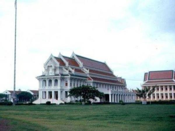<p>Tayland  </p>  <p>  Chulalongkorn niversitesi  </p>  <p>  Dnya sralamas: 283   </p>
