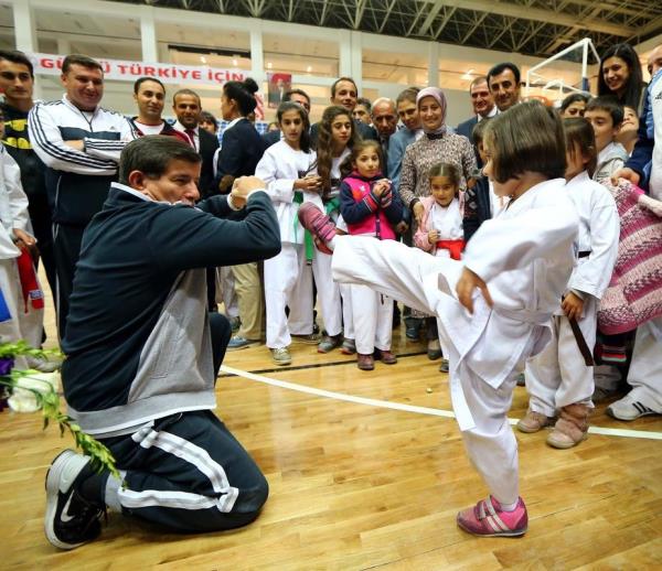 Babakan Ahmet Davutolu Van'a yapt ziyaretler kapsamnda Avrupa ampiyonu milli tekvandocu Nur Tatar'n isminin verildii spor salonunun aln yapt. Davutolu minik sporcularlarn antrenmanlarna elik etti. Antrenmanda renkli anlar yaand.