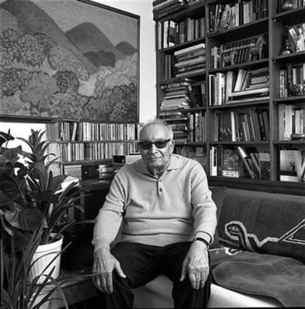 nseli kynden Birinci Dnya Sava'ndaki Rus igali yznden g etmek zorunda kalan Halime-Sadk iftinin ocuu olarak dnyaya geldi.