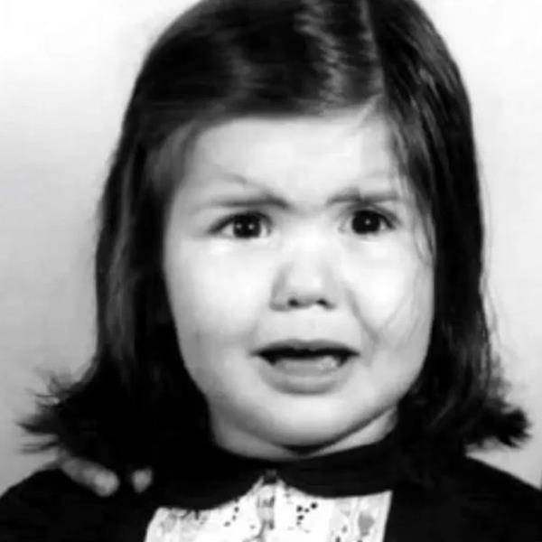  ocuk sahibi nl yldz doum gnnde bebeklik fotorafn paylat.