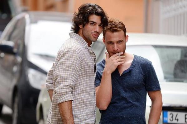 eref Meselesi dizisinin ardndan zcan Deniz'in 'Sevimli Tehlikeli' filmiyle seyirciyle bulumaya hazrlanan kr zyldz, son dnemde gen kzlarn yeni gzdesi olarak dikkatleri zerine ekiyor.