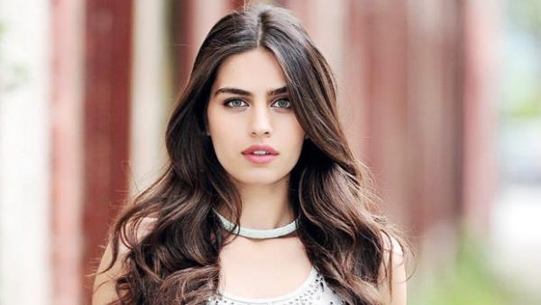 2014 Trkiye Gzeli Amine Gle&#8217;nin &#8220;Mini ben&#8221; notuyla paylat fotoraf binlerce takipisi tarafndan beenildi.