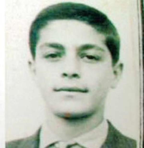 484 No&#8217;lu inanr, 1963 ylnda ortaokuldan mezun oldu. Liseyi Haydarpaa Lisesi&#8217;nde, niversiteyi ise Istanbul niversitesi Basn Yayn&#8217;da okudu.