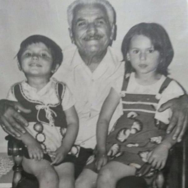 Bu fotorafta solda oturan kk ocuk, artk ok nl...