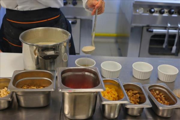 ef ner ve rencilerinin hazrlad aureyi kaplara doldurdu.