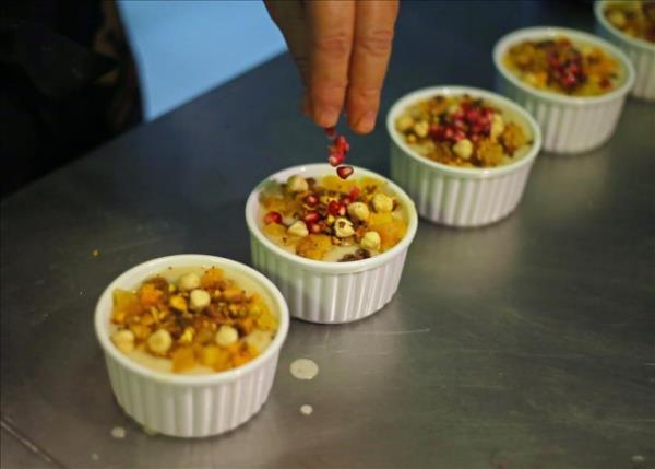 ef ner ve rencilerinin hazrlad aureyi kaplara doldurdu. Ardndan zerine kuru meyveler ilave etti.