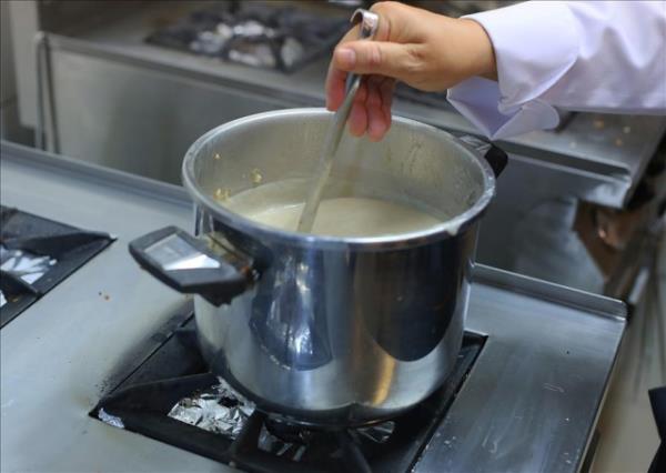 ef ner, aureyi yaparken buday, kuru fasulye, nohut ve kullanacaksnz baklay yani sert olan kuru baklagilleri bir gn nceden ya da birka saat nceden piirmek gerektiini syledi.