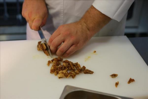 ef ner, paralar halinde kestii inciri, piirirken aurenin iine atarsanz rengi mutlaka koyu olacan syledi.