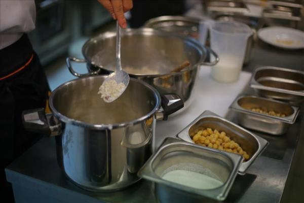ef ner, aureyi yaparken buday, kuru fasulye, nohut ve kullanacaksnz baklay yani sert olan kuru baklagilleri bir gn nceden ya da birka saat nceden piirmek gerektiini syledi.