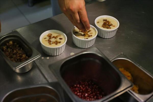 ef ner ve rencilerinin hazrlad aureyi kaplara doldurdu. Ardndan zerine kuru meyveler ilave etti.