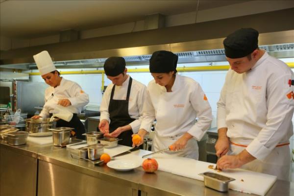 ef ner (solda) aureyi derste rencilerle birlikte hazrlad.