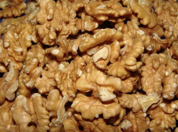 CEVZ FAYDALARI/ Kanda kolesteroln ykselmesini nler. -Beynin almasn glendirir. ocuklarn okul performanslar ve hatrlama yetileri arttrmak iin gereklidir. erdii fosfor ve kalsiyum zihni yorgunluu giderir, kemik ve dileri glendirir. Baklk sistemini glendirir. yi bir antioksidan kayna olmas sebebiyle kanserle savata nemli rol vardr. Ceviz yenmesi, kalp salnn korunmasna yardmc olur: Cevizin ierdii doymam yalardaki linoleik asit, kolesterol dzeyini drr. Ayrca ierdii alfalinoleik asit ile omega 3 ya asitleri, damar tkanmalarn nler.. Yaplan aratrmalar, dzenli ceviz yiyen kiilerde koroner damar hastalklarna yakalanma riskinin nemli oranda azaldn gstermektedir.